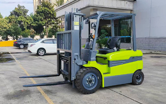 2025年4月15日，金葛完成了向歐洲的一位老客戶交付一批整柜定制顏色的電動叉車，客戶對我們的產(chǎn)品持續(xù)復(fù)購，對我們的質(zhì)量非常的認(rèn)可