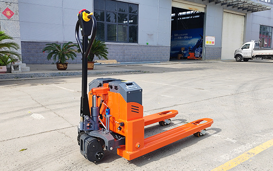 2025年5月21日，金葛完成了向美國的一位新客戶交付一批整柜堆高車，客戶前期對樣品車的認(rèn)可.也對代表著對本地市場前景的信心